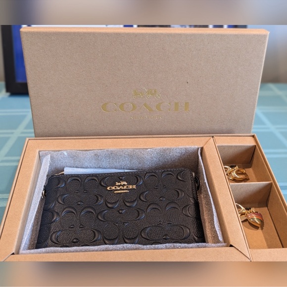 NEW Coach Boxed Corner Zip Wristlet In Signature Leather CF358 Black -New w tags - Picture 6 of 9